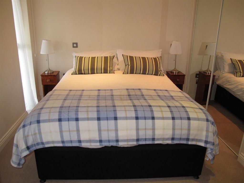 Churchill Two Bedroom Apartments With Free Parking And The Minster View يورك الغرفة الصورة